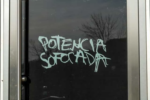 a door with the words POTENCIA SOFOCADA on it in vinyl